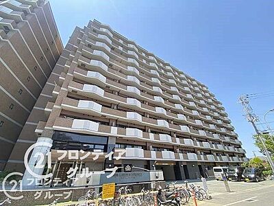 外観：地上11階建てのマンション！自然光を取り入れた明るいデザインが特徴です。ガラス張りの壁面が開放感を演出し、居心地の良い空間を提供します。