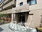 端正な佇まいのエントランスは、帰宅するたびに心が和らぎます。開放感のある設計で帰宅時の印象も明るく、住まいの第一印象を高めます。共用部も清掃が行き届いており、疲れて帰ってきた際に安心できる場所です。