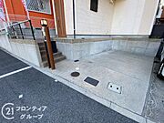 駐車スペースが目の前に確保されており、便利でアクセスしやすいです。