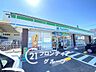 周辺：ファミリーマート泉北敷物団地店 徒歩12分。 940m