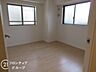 室内：洋室には大きな窓があり、自然光がたっぷり入ります。心地よい風が通り抜ける、開放的な空間です。