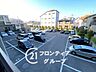 駐車場：敷地内には平置きタイプの駐車場が設けられており、駐車がスムーズ。区画もゆったりとしているため、運転に不安のある方にも安心してご利用いただけ、毎日の駐車もより快適で便利に行えます。