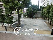 マンションの外周には広めの歩道があり、歩行者が安全に移動できるスペースを提供しています。周囲の景観も楽しめる余裕あるスペースで、毎日の散歩やお買い物にも便利で快適にご利用いただけます。
