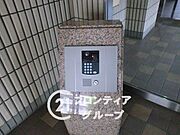 高級感溢れるエントランスは、ホテルライクさを演出。宅配ボックスやオートロックなど充実した設備が暮らしをサポート。清潔に保たれた共用部は、来客時にも好印象を与えてくれます。