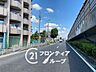 その他：周囲には開放感があり、前面道路もゆったりとした印象。建物の外観がより映えるロケーションで、街並みに自然に溶け込んでいます。通行しやすく、日常の出入りや車の駐車もスムーズに行える安心の道路環境です。