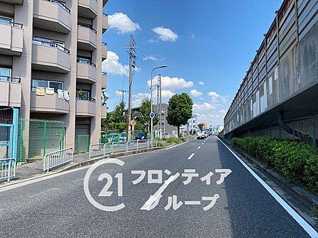 周囲には開放感があり、前面道路もゆったりとした印象。建物の外観がより映えるロケーションで、街並みに自然に溶け込んでいます。通行しやすく、日常の出入りや車の駐車もスムーズに行える安心の道路環境です。