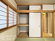 スタイリッシュな収納で、お部屋を美しく保てます。デザイン性に優れた収納は、インテリアの一部としても楽しめます。おしゃれな空間を演出しながら、機能的に物を整理整頓できます。