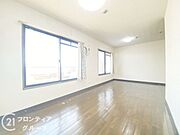 大きな窓からは自然光が差し込み、明るく開放的な雰囲気を演出します。