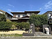 落ち着いた色合いとモダンなデザインが調和した戸建外観。道路からの見通しも良好で、しっかりとした門構えが安心感を与えます。周囲との距離も程よく確保されており、静かな環境と調和した佇まいが魅力です。