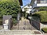 駐車場：広々とした玄関で、家族全員が快適に出入りできる空間です