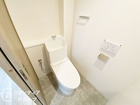 温水洗浄付きのトイレは、清潔で快適な使用感を提供し、毎日の生活をより便利で心地よい空間です。家族全員が気持ちよく利用できます!