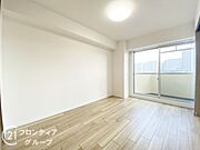 明るい日差しが差し込む洋室は、リラックスできる空間です。広々としたスペースで、家具の配置も自由自在です。プライベートの時間もゆったりくつろぐことができそうです。