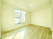 こちらのお部屋はバルコニーに面しており、日当たり、通風ともに良好です！お布団などもサッと干せて便利ですね