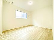 子ども部屋や寝室に用途多彩な明るい洋室