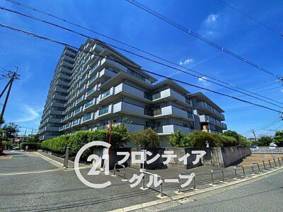 外観：建物全体のフォルムが洗練されており、落ち着いた街並みに馴染むデザイン。外壁や窓の配置にも工夫があり、静かな住宅街で存在感を放ちます。周囲との距離も程よく、暮らしに余裕が生まれる設計です。