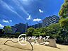 外観：モダンなデザインが際立つ外観は洗練された雰囲気を漂わせます。周囲の景観に溶け込みつつ、住まう人のセンスを引き立て、日常を特別に感じさせる素敵な空間です。どこか温かみのあるデザインが魅力です。