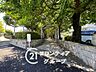 その他：マンション内の通路はゆとりある幅で、車椅子やベビーカーも余裕で通れるバリアフリー設計。安全面にも配慮され、舗装も整備済み。移動のしやすさと安心感が両立された、住み心地の良さを感じる空間です。