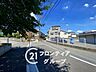 その他：歩道付きの前面道路は、安全に配慮された設計で、小さなお子様や高齢者のいるご家庭でも安心して生活できます。周囲は閑静な住宅街で、車の通行も穏やか。建物とのバランスもよく整った街並みが魅力です。
