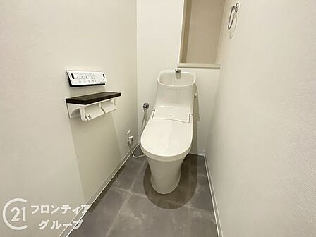 ナチュラルなトーンで統一されたトイレは、空間の広がりを感じる快適設計。床材や壁材にもお手入れのしやすさが配慮されています。毎日使う場所だからこそ、清潔で落ち着ける雰囲気に仕上がっています。