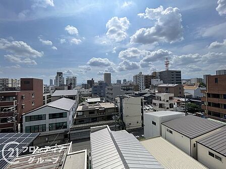 バルコニーからの眺望は視界が開けており、空の広がりや遠くの景色を楽しめる開放的なロケーション。周囲には高い建物が少なく、陽当たりと風通しの良さも魅力。朝夕の時間をゆったりと楽しめる空間です。