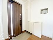 スタイリッシュな玄関で、住む人のセンスを感じさせます