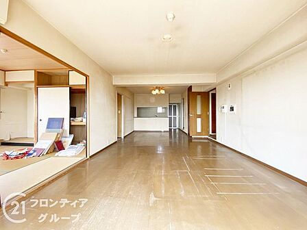 広々としたリビングは、家族全員が集まりやすい空間設計。自然光がたっぷり入り、明るく開放感あふれる雰囲気が魅力です。ゆったりとした空間で、快適に過ごせる居心地の良い場所となっています。