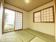 広々とした和室で、家族団らんのひとときをお楽しみください。畳の香りが漂う和室で、心安らぐひとときを過ごし、伝統的な和室で落ち着いた雰囲気を楽しむことができます