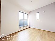 落ち着いた色合いとシンプルな内装が魅力の寝室。ゆとりある空間で家具の配置もしやすく、快適な眠りとリラックスタイムを演出します。採光や通風も良好で、一日の疲れを癒す理想のプライベート空間です。