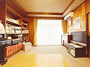 リビングは、落ち着いた色合いのフローリングが特徴です。家族の時間を大切にする理想的な空間です。