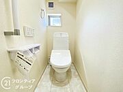 便器にふちがなく、汚れが隠れて見えない部分が極端に少なくなっており、お手入れも楽々！スピーディでパワフルな洗浄力を実現しています！