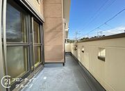 ワイドバルコニーは、洗濯物も沢山干せ、ガーデニングやリラックススペースとしても最適な開放感あふれる空間です！おしゃれなデザインのバルコニーなので、インテリアとしても楽しめます。