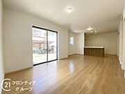 リビングは、家族や友人との時間を楽しむのに最適な広さです。快適な居住空間を提供します。