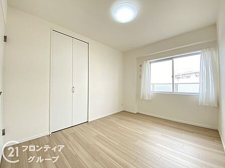 窓からの光の差し込みはお子様の生活を温かく包みます。明るく清潔感のある居室で勉強もはかどります！