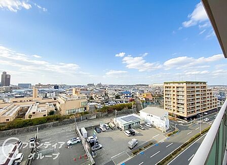 マンションの眺望は、広がる景色が心を癒し、四季折々の変化を楽しめる贅沢なひとときを提供してくれます！