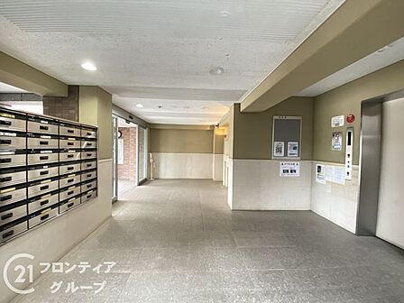 マンションのロビーは、住民の皆様が集うコミュニケーションの場であり、憩いの場です。明るい照明と洗練されたデザインが、上質な雰囲気を演出します。