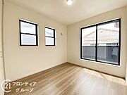 寝室や子供部屋など用途多彩な明るい洋室！