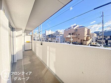 日当たりの良いバルコニーで、植物を育てるのに最適な環境です