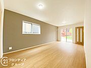 フローリングにはキズの付きにくい特殊塗装を採用し、内装やドアの仕上げは、堂々とした木目で、木の温もりを感じながらお過ごしいただけますね。