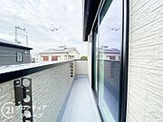 ＼同仕様写真／日当たりの良いバルコニーは、お洗濯が多いときも安心！たくさん干してもカラっと乾きそうです！