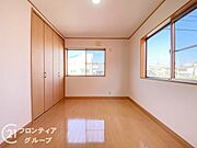 明るく広々とした子ども部屋は、遊び心をくすぐる空間です。お子様の成長を見守るのにぴったりの環境です。お子様の想像力を育む楽しい、遊びや勉強に最適で、快適な居住空間を提供します。