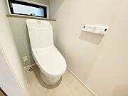 温水洗浄付きのトイレは、清潔で快適な使用感を提供し、毎日の生活をより便利で心地よくします。リラックスできる空間を作り出します