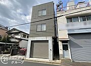街並みに馴染む、気品ある佇まいです。洗濯物もよく乾き、冬場でも暖かな光がリビングまで届く、開放感あふれる心地よい住環境をぜひ現地でご体感ください。