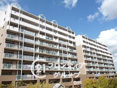 外観:機能性とデザイン性を兼ね備えたマンション外観は、住む人に快適な生活を提供します。スタイリッシュなデザインが魅力で、日々の生活に彩りを添えます 外観:機能性とデザイン性を兼ね備えたマンション外観は、住む人に快適な生活を提供します。スタイリッシュなデザインが魅力で、日々の生活に彩りを添えます