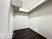 ウォークインクローゼット完備！衣類や靴、バッグなどを一か所にまとめて収納できるため、探し物が減り、毎日の準備がスムーズになります。