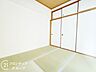 和室：客間としてはもちろん、お子様の遊び場や家事スペース、お昼寝時にも重宝する便利な空間です。フローリングとは異なる、畳ならではの心地よい香りと柔らかな質感が、日々の暮らしに安らぎをプラスしてくれます。