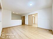 窓から差し込む光で家族を温かく包み込みます。明るいリビングで子育てする喜びを！いつでも見学可能です！