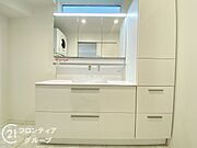 綺麗な洗面台で朝の身支度も気持ちよくしていただけますね