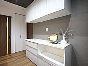 【施工例／カップボード】カップボードは縦に収納スペースを確保できるため、限られたキッチンの床面積を有効に使えます。壁付けの収納なので、食器棚のように地震の際に倒れる心配もありませんね。