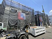 交通量が少なく、静かな前道で落ち着いた生活を提供します。広い道路で、駐車も楽々できる便利な立地です。
