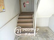 シンプルなロビーですが、住む人にとって居心地の良い空間を提供します